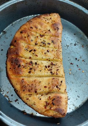 गार्लिक ब्रेड (Garlic Bread Recipe In Hindi) रेसिपी मुख्य फोटो