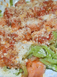 Una foto de Tallarines verdes con salsa de salchichas