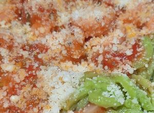 Una foto de Tallarines verdes con salsa de salchichas