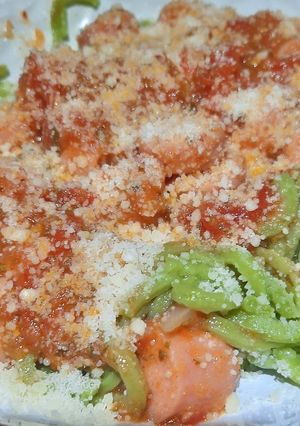 Una foto de Tallarines verdes con salsa de salchichas
