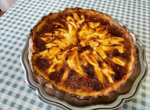 Une photo de Gâteau façon tarte aux pommes et prune
