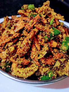 अदरक हल्दी मिर्च का अचार (Adrak haldi mirch ka achar recipe in Hindi) रेसिपी मुख्य फोटो