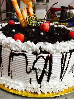 ब्लैक फारेस्ट केक (Black forest cake recipe in hindi) रेसिपी मुख्य फोटो