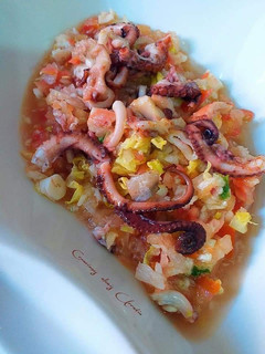 Una foto de Ensalada de picadillo con pulpitos y toque de pulpo a la gallega