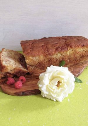 Foto di Plum-cake ai lamponi e cioccolato bianco