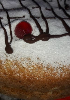 Una foto de Torta simple con chocolate y azúcar