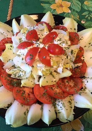 Une photo de Salade de jeunes endives aux tomates, feta grecque et persil (sauce au miel et cidre)