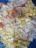 Ensalada de arroz, papa, zanahoria y pollo