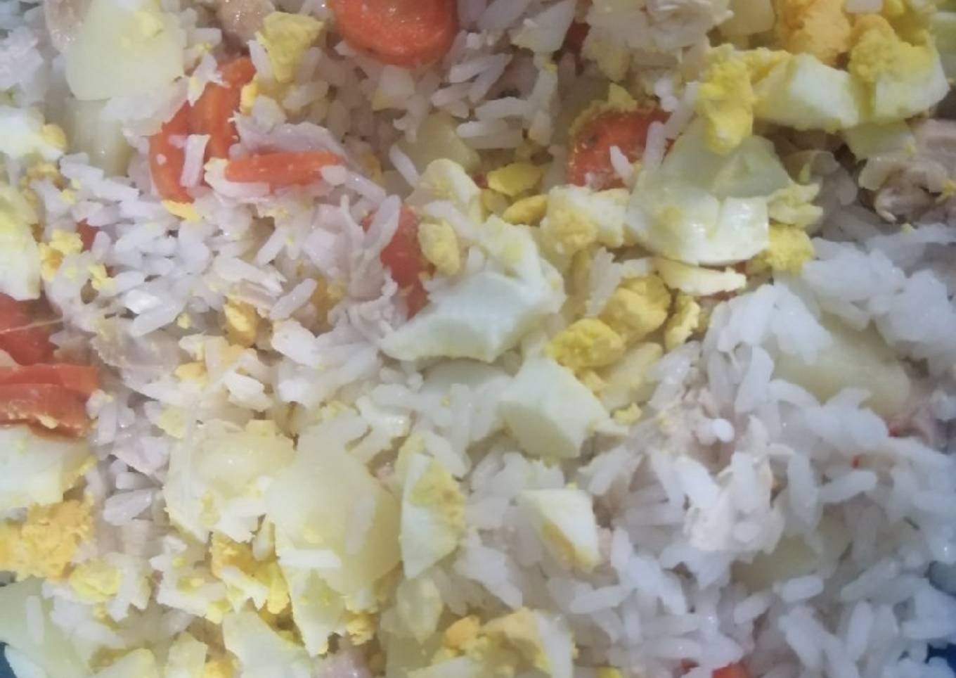 Ensalada de arroz, papa, zanahoria y pollo