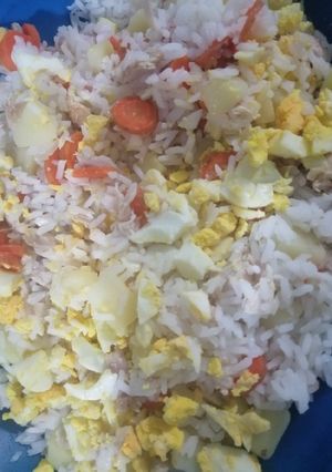 Una foto de Ensalada de arroz, papa, zanahoria y pollo