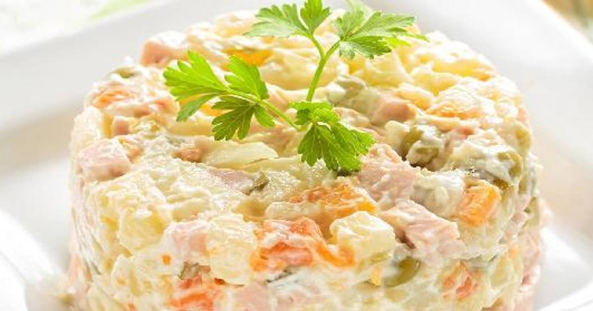 Оливье с куриной грудкой и яйцом пашот