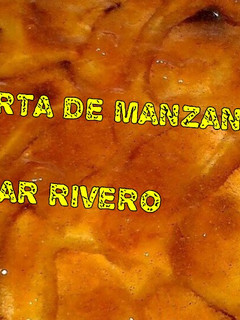 Una foto de Tarta de manzana con #pan bimbo y flan🎂