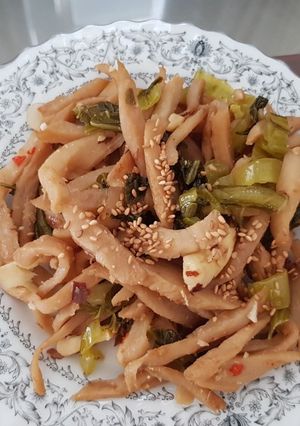 Hình của món Xá bấu xào chua cay.
