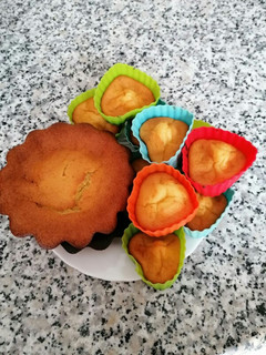 Una foto de Magdalenas con limón