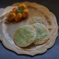 A picture of Motorsuti Kochuri o Aloo Dum.