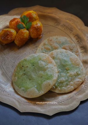 A picture of Motorsuti Kochuri o Aloo Dum.