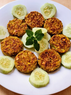 Una foto de Mini hamburguesas de garbanzos y palta en licuadora 🥑 Veggie burger 🍔 Green vegan burger 🍔