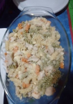 Una foto de Fideos a la crema y pollo