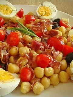 Una foto de Ensalada templada de garbanzos con jamón ibérico