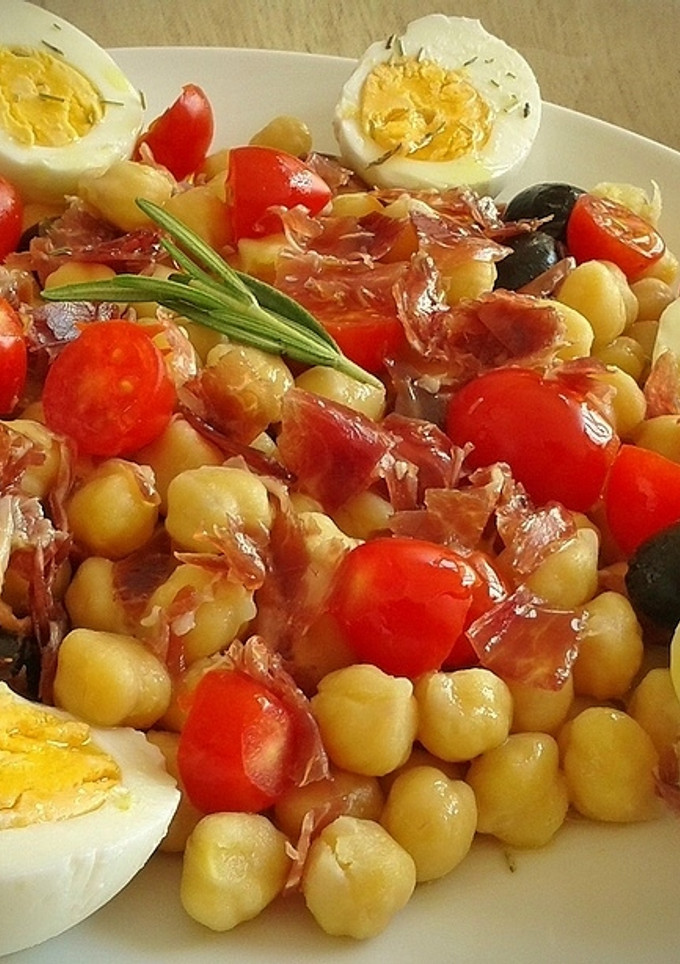 Una foto de Ensalada templada de garbanzos con jamón ibérico