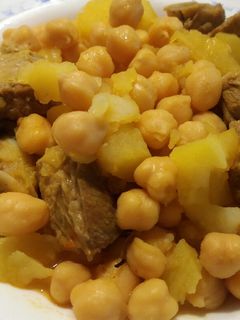 Una foto de Guiso de costilla de cerdo y garbanzos
