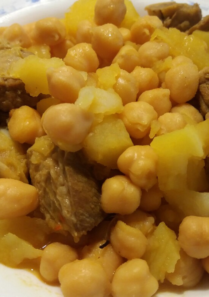 Una foto de Guiso de costilla de cerdo y garbanzos