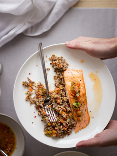 Una foto de Salmón con escabeche de cítricos y quinoa
