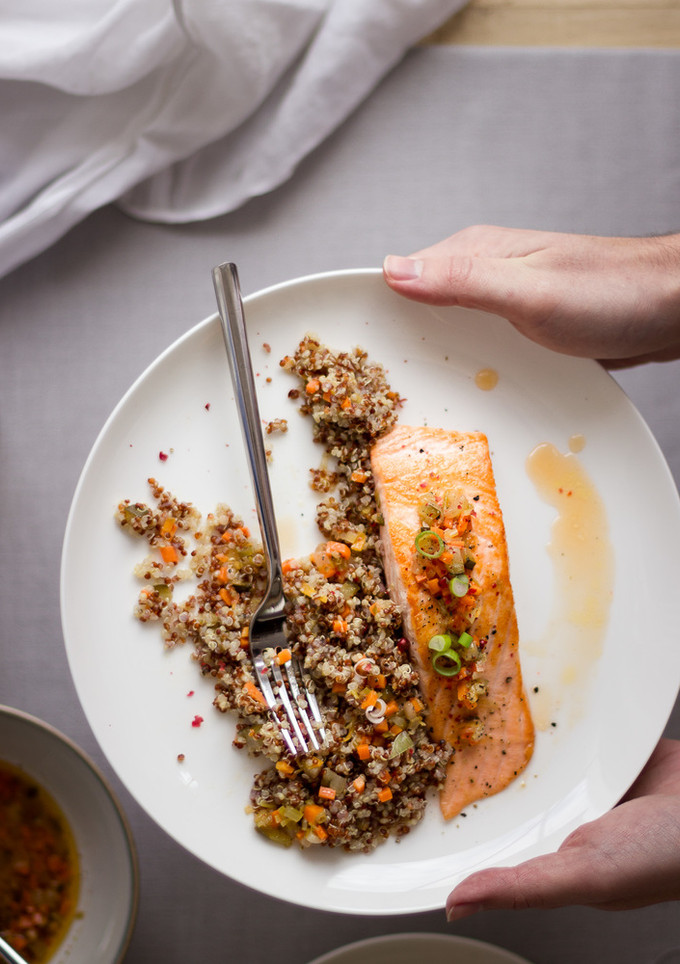 Una foto de Salmón con escabeche de cítricos y quinoa