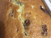 Una foto de budin con frutos secos y aceite