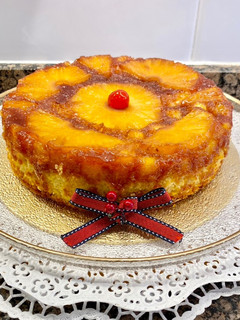 Una foto de Pastel con mantequilla y piña caramelizada