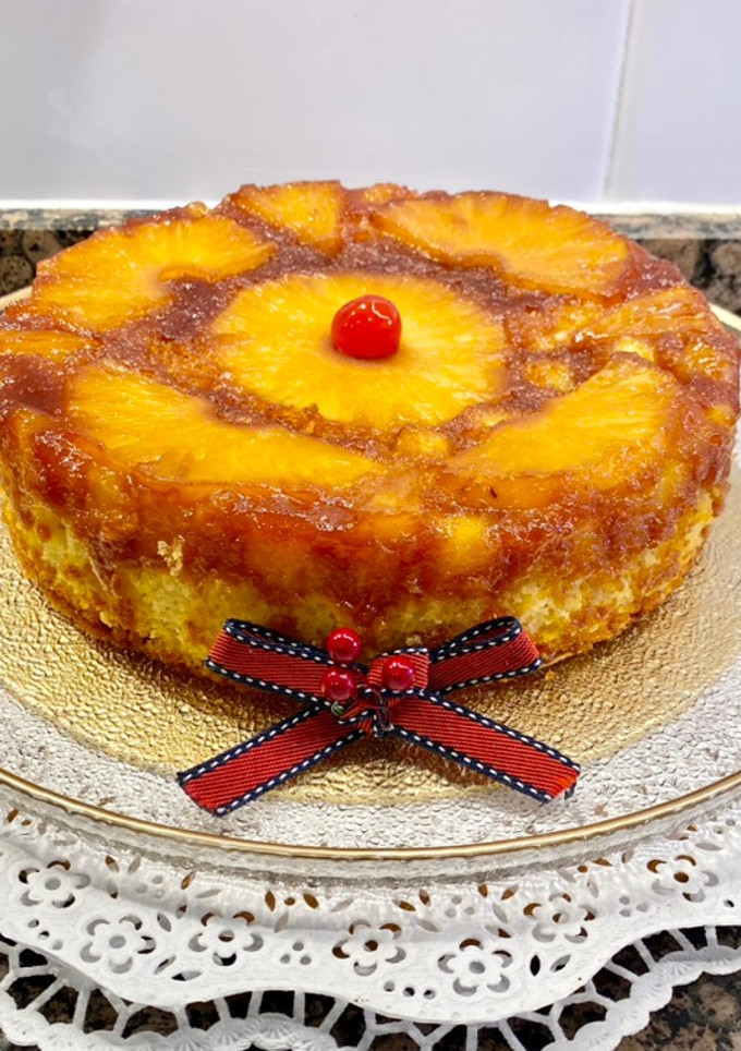 Una foto de Pastel con mantequilla y piña caramelizada