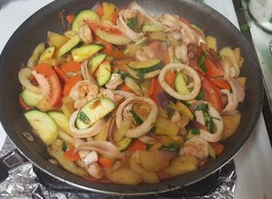 Hình của món Tôm, mực xào rau củ.