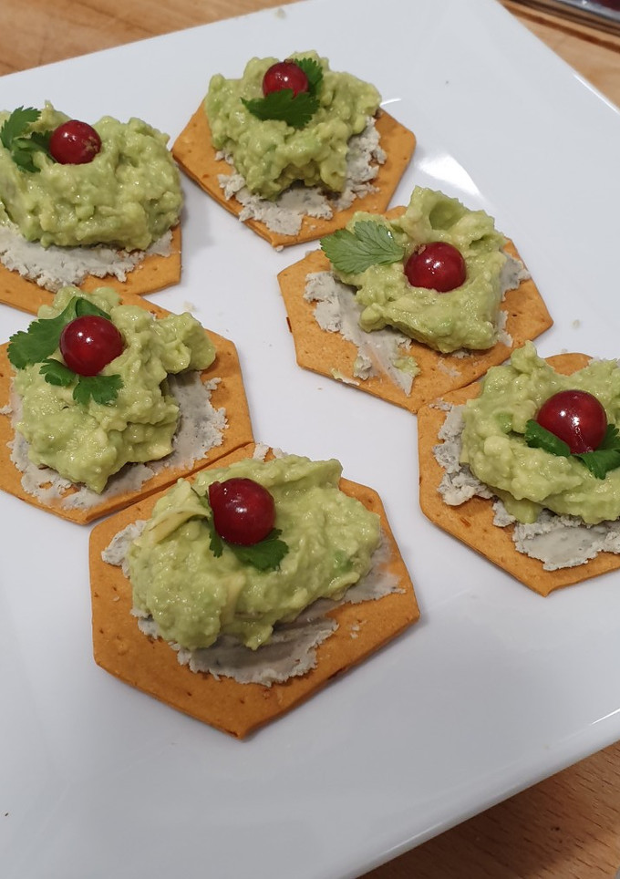 Una foto de Canapés de queso azul stilton y aguacate