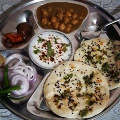 A picture of Amritsari chole kulche.