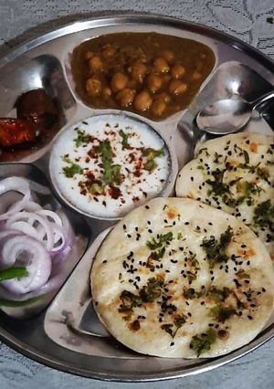 A picture of Amritsari chole kulche.