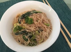 Una foto de Vermicelli con vegetales al Wok