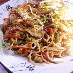 A picture of Chicken manchurian spaghetti.