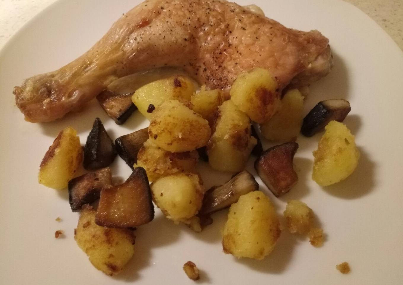 Crispy chicken with sautéed potatoes and porcini mushrooms