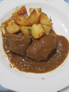 Una foto de Carrillada de cerdo con patatas deluxe