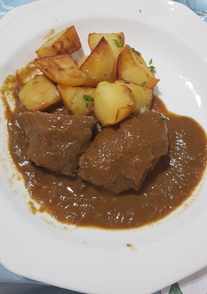 Una foto de Carrillada de cerdo con patatas deluxe