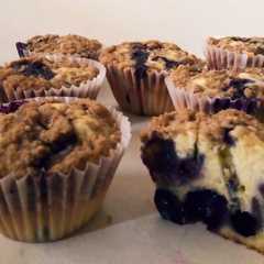 A picture of Muffins de arándanos con crumble.