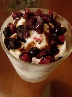 Φωτογραφία της συνταγής Παγωτό cheesecake με φρούτα του δάσους και φράουλες ♠️💜
