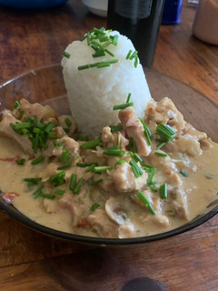 Una foto de Strogonoff de pollo con timbal de arroz