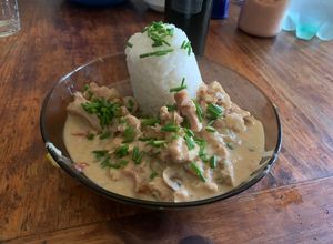 Una foto de Strogonoff de pollo con timbal de arroz