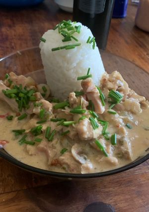 Una foto de Strogonoff de pollo con timbal de arroz