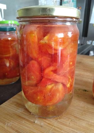 Une photo de Bocaux de tomates pelées