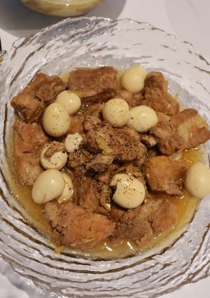 Hình của món Sườn non kho trứng cút.