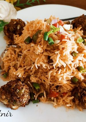 સેઝવાન ફ્રાઇડ રાઇસ (Schezwan Fried Rice Recipe In Gujarati) રેસીપી મુખ્ય ફોટો