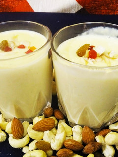 बादाम मिल्क शेक (badam milk shake recipe in Hindi) रेसिपी मुख्य फोटो