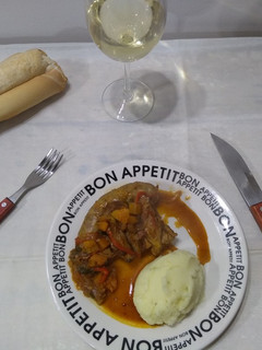 Una foto de Chorizos y bondiola a la pomarola con puré